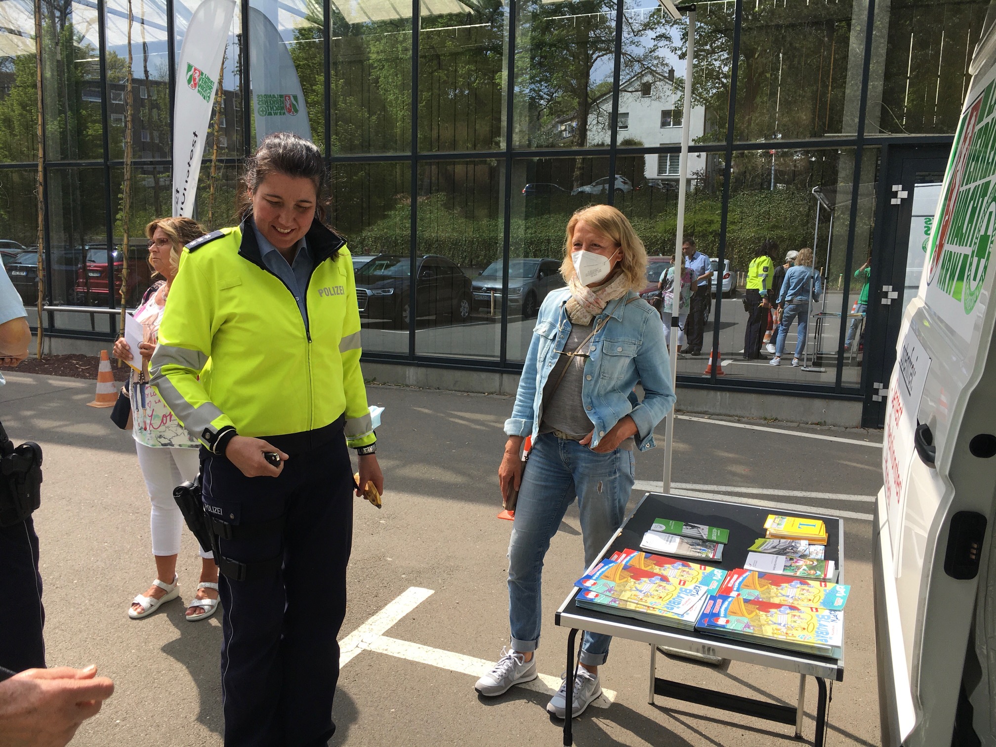 Prävention der Verkehrswacht und Polizei, diesmal in Lüttringhausen vor einem Garten-Center.