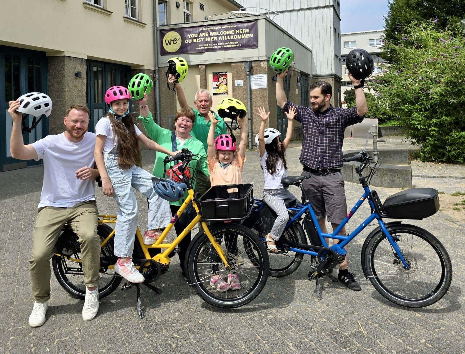 Mehr über den Artikel erfahren Verkehrswacht schenkt 50 Fahrradhelme an Alte Feuerwache