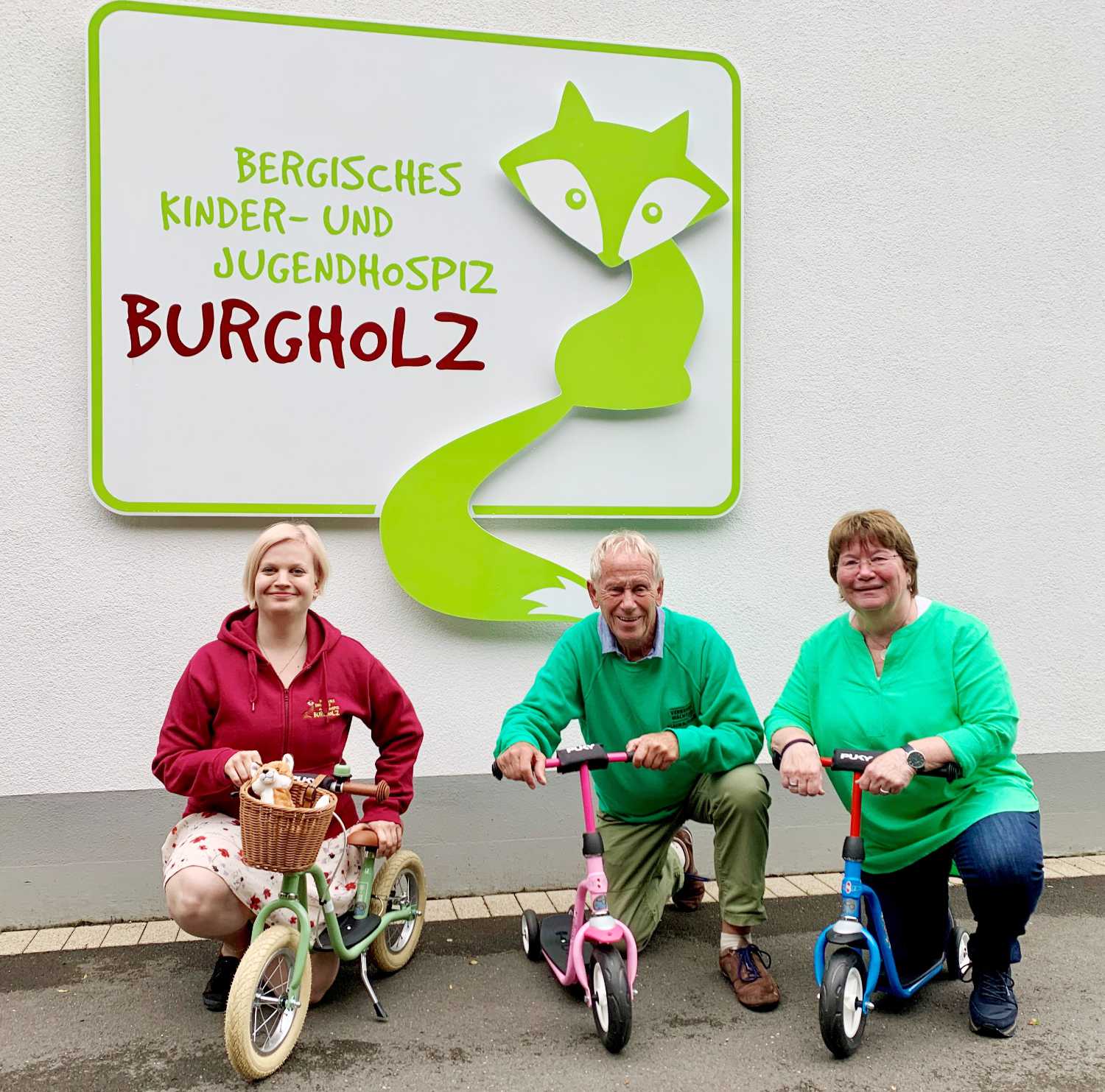 Ein Laufrad und zwei Roller – dieses Geschenk machte jetzt Wuppertaler Verkehrswacht dem Kinder- und Jugendhospiz Burgholz. 