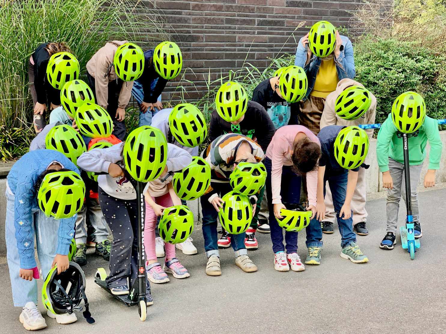 Kleine Spende der Verkehrswacht an die Ferdinand Lasalle Schule in Wuppertal-Ronsdorf – 20 Helme für die Grundschüler. Und da Kinderfotos ja jetzt immer einer Freigabe bedürfen, hat unser Fotograf das ganze elegant und ungewöhnlich umschifft!