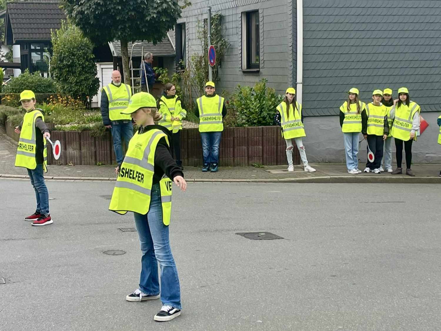 Schülerlotsenausbildung durch die Polizei (Danke Sylvia) auf dem Dönberg – wie jedes Jahr. Die Ausstattung der Lotsen kommt von der Verkehrswacht.